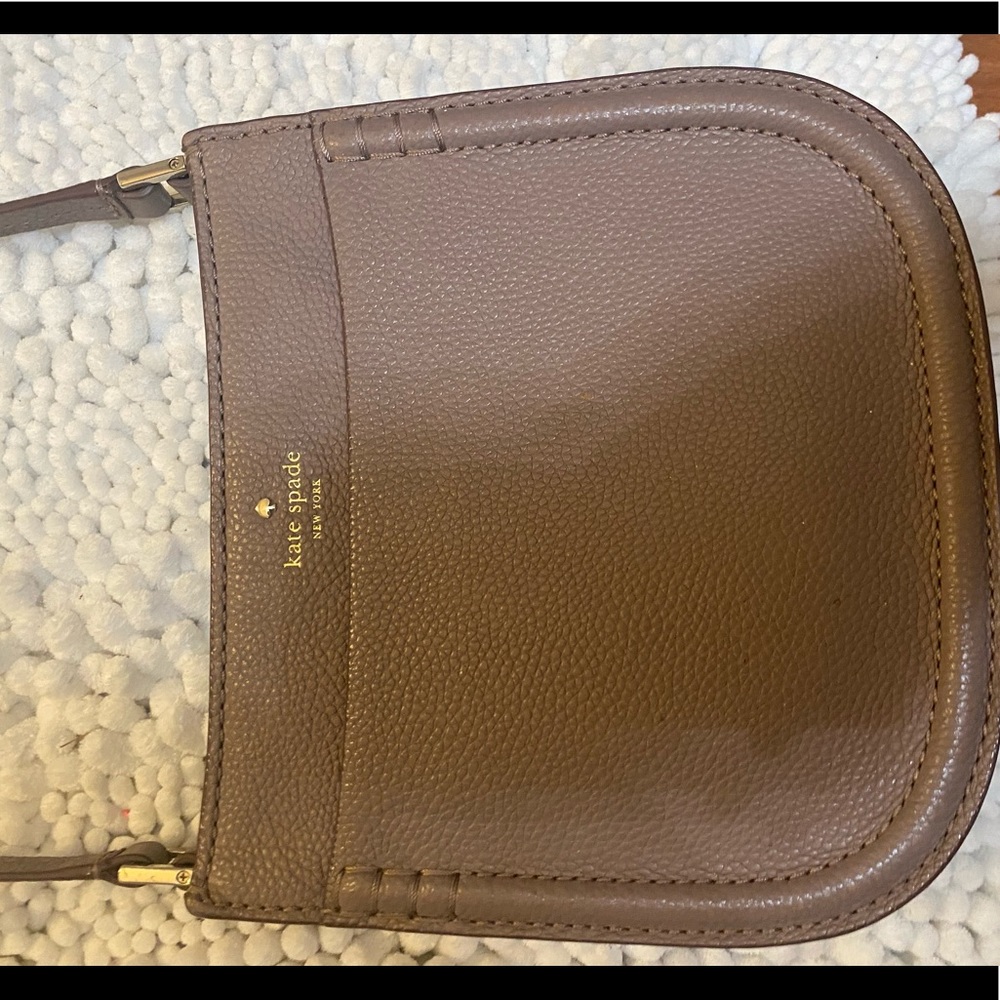 The cutest taupe cross body!
